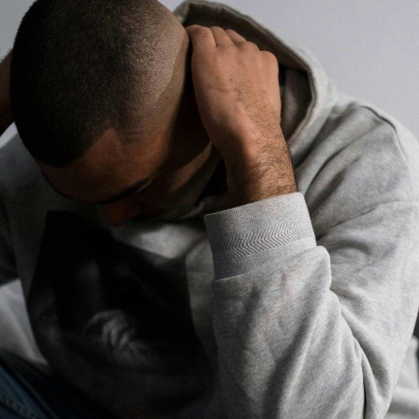 Representación del proceso terapéutico para el tratamiento de adicciones y consumo problemático, acompañado por el Psicólogo Brayan Castañeda en Medellín.