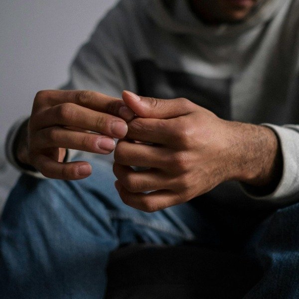 Representación de la ansiedad y el estrés, utilizada por el Psicólogo Brayan Castañeda para ilustrar el trabajo terapéutico en el manejo de preocupaciones y tensiones diarias.