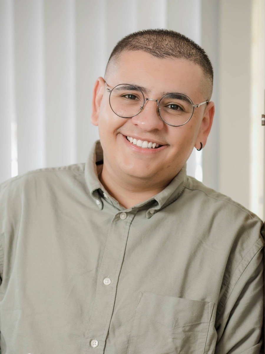 Fotografía profesional del Psicólogo Brayan Castañeda, psicólogo clínico en Medellín que ofrece atención presencial y online basada en evidencia científica.